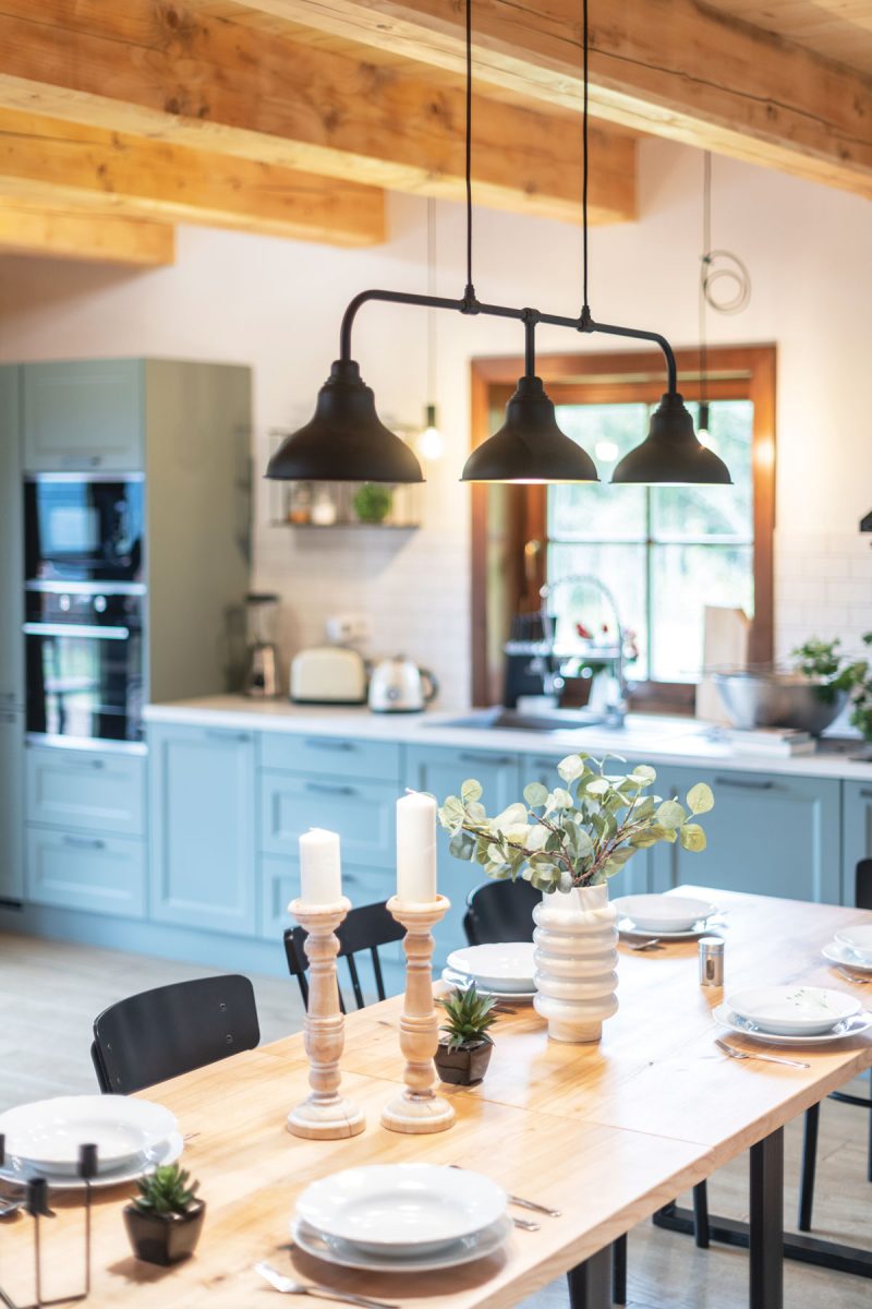 Modrá kuchyně s černými doplňky-Moderní roubenka