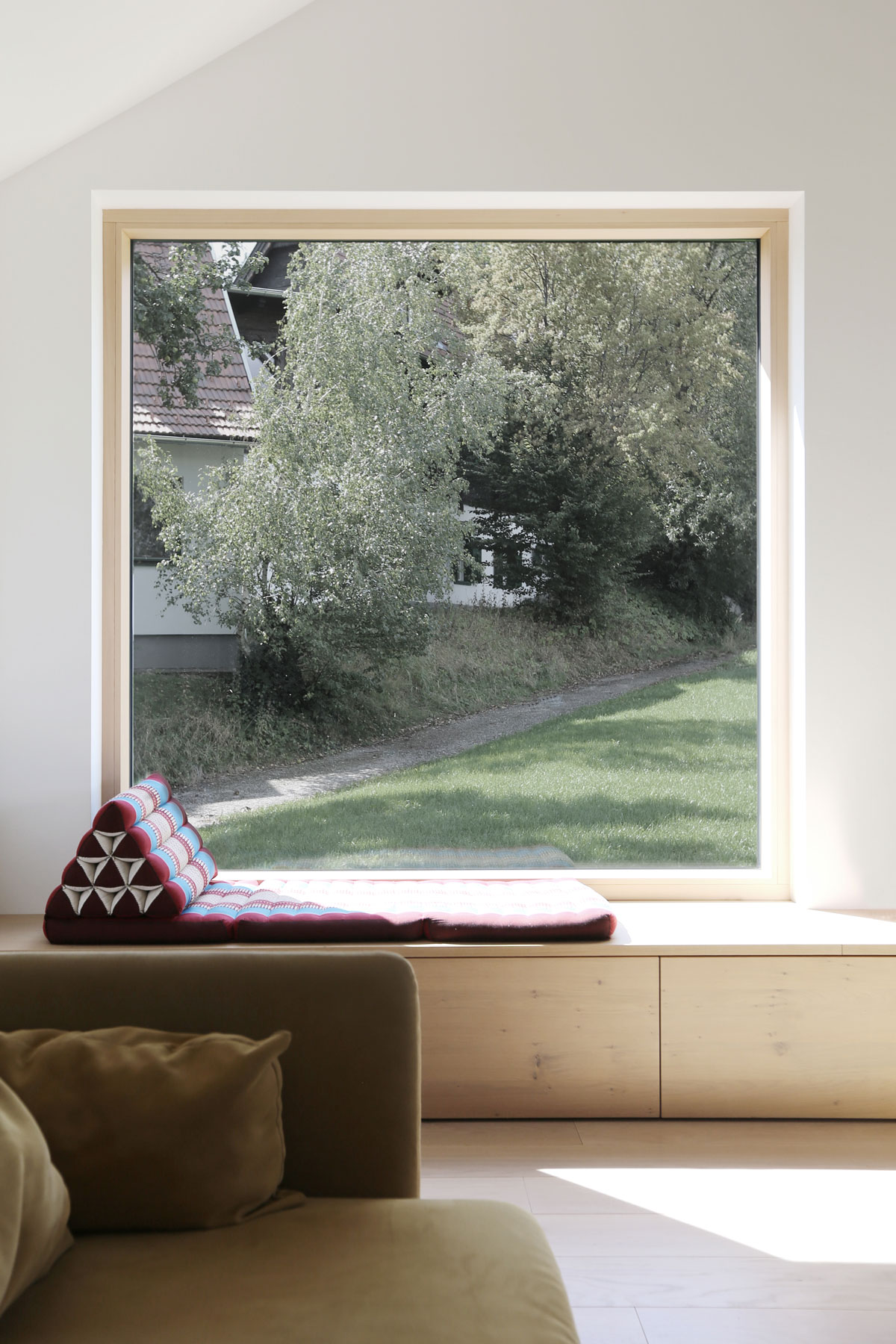 Velké okno s výhledem do zahrady-Třešňový dům 