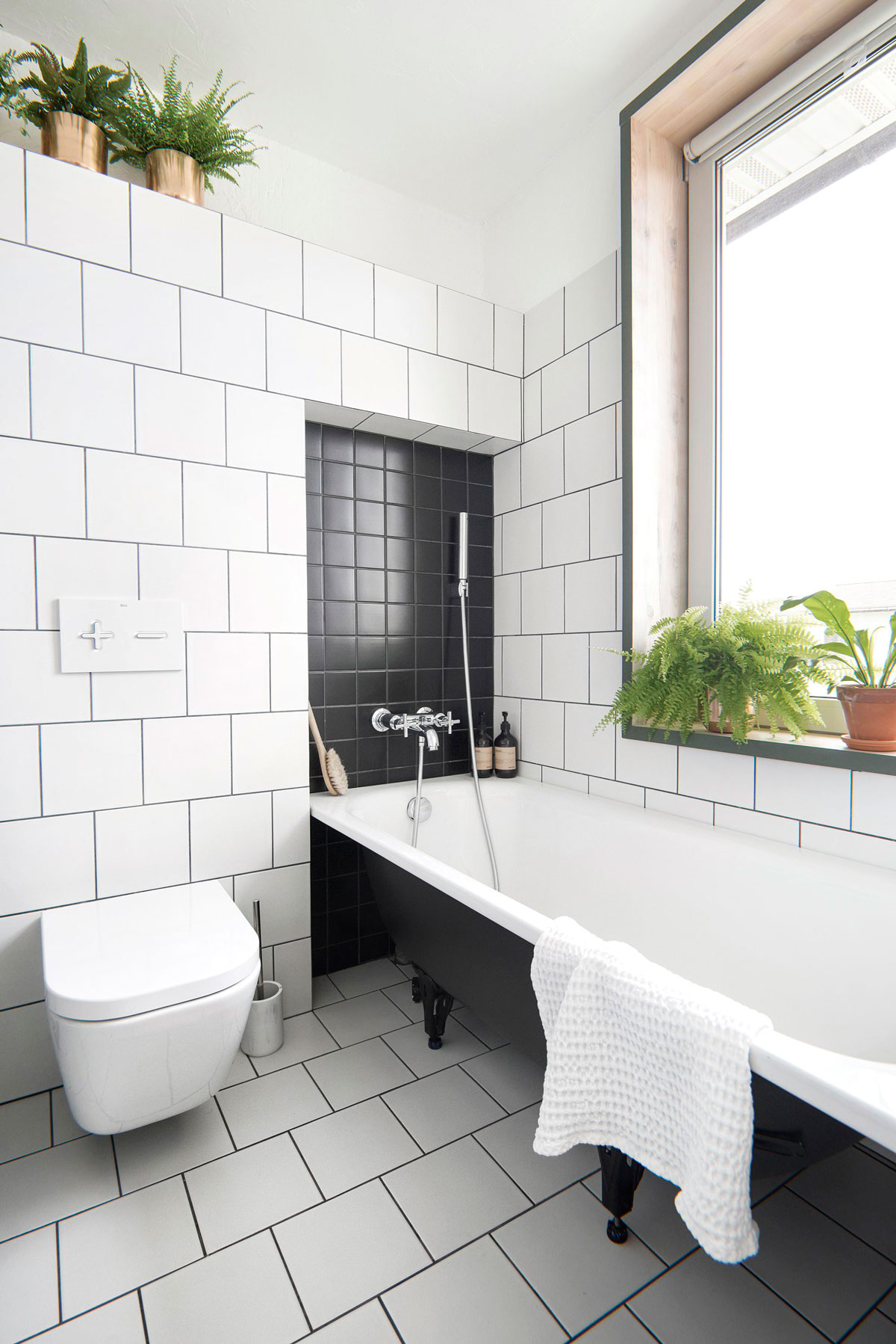 Koupelna s bílým obležením-Industriální byt
