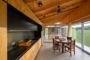 Dřevěná kuchyně s jídlením stolem- Modulární domek
