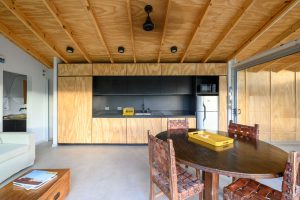 Dřevěná kuchyně s jídlením stolem- Modulární domek