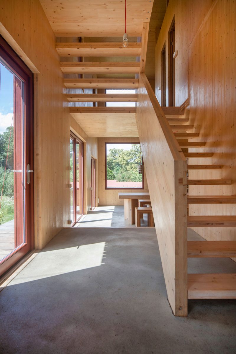 Chodba s dřevěným schodištěm- Červený dům