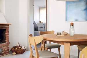 Jídelní stůl se židlemi-Podkrovní byt