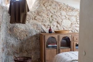 Pokoj s kamennou zdí a postelí - Grotta e Carrubo