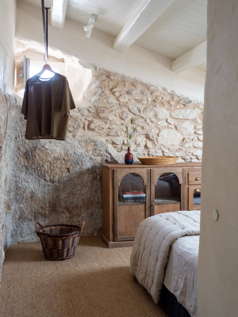 Pokoj s kamennou zdí a postelí - Grotta e Carrubo