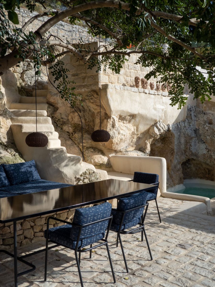 Venkovní terasa s kovovým nábytkem -Grotta e Carrubo