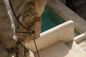 Schody vedoucí k bazénu -Grotta e Carrubo