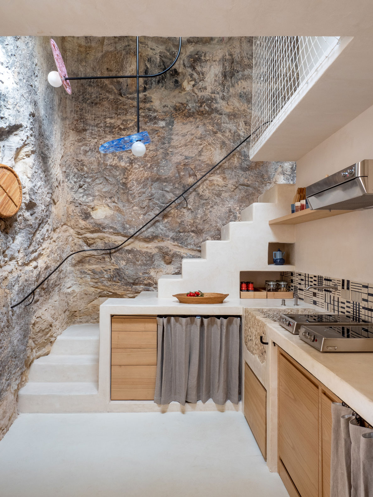 Schodiště vedoucí z kuchyně-Grotta e Carrubo