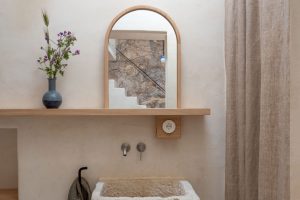 Kamenné umyvadlo se zrcadlem -Grotta e Carrubo