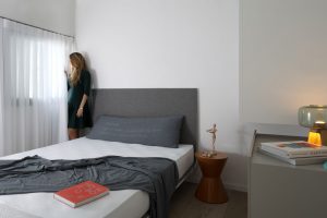 Žena vedle postele -Prázdninové apartmá