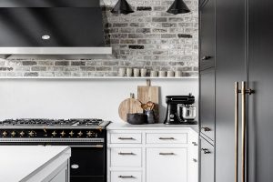 Kuchyně s černou plynovou troubou -Interiér jako ze žurnálu