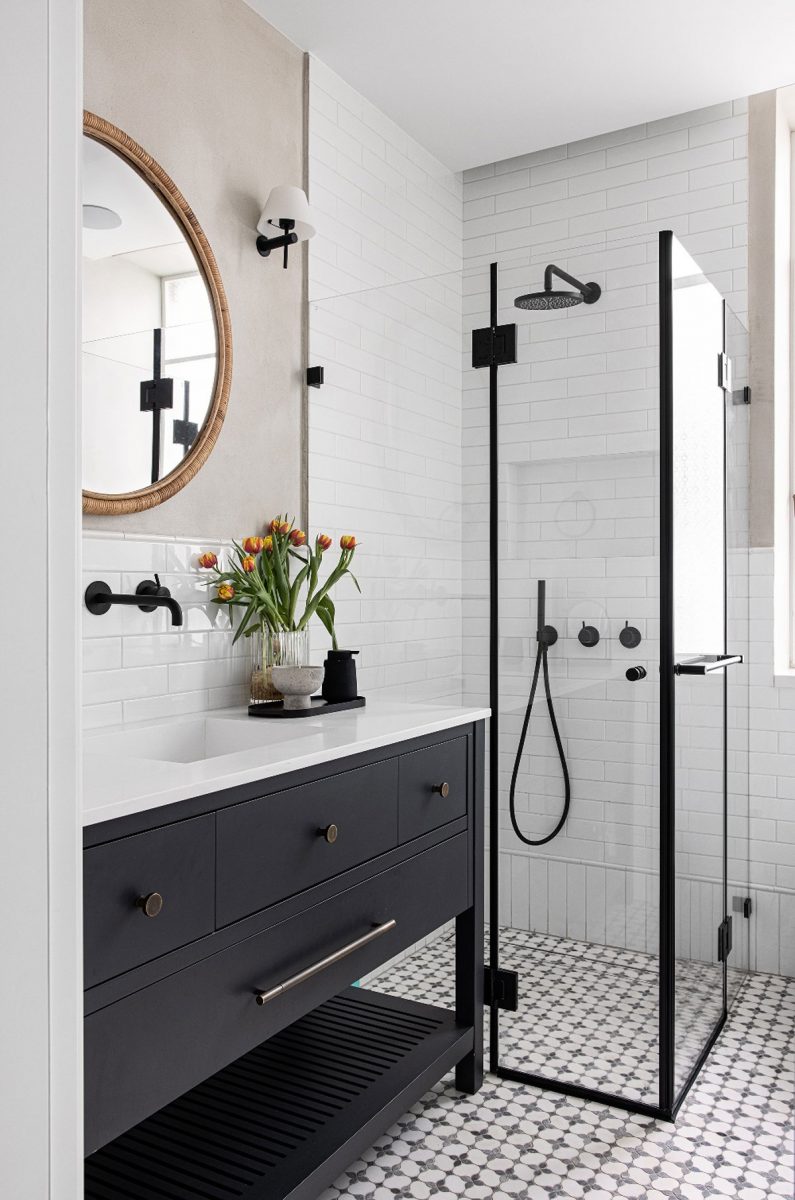 Koupelna s černou sprchou-Interiér jako ze žurnálu