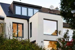 Dům s velkými okny -Okna Schüco