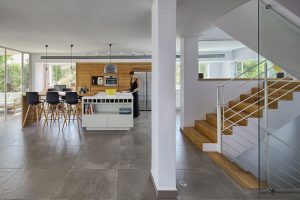 Kuchyně se schodištěm -Rustikální dům
