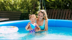 Žena s dítětem v nafukovacím bazéně