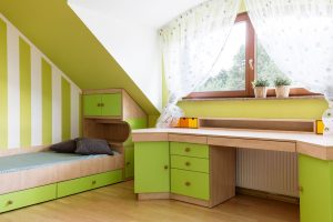 Zeleně vymalovaná ložnice