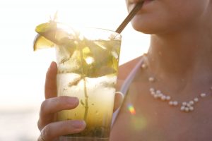 Žena pije osvěžující koktejl