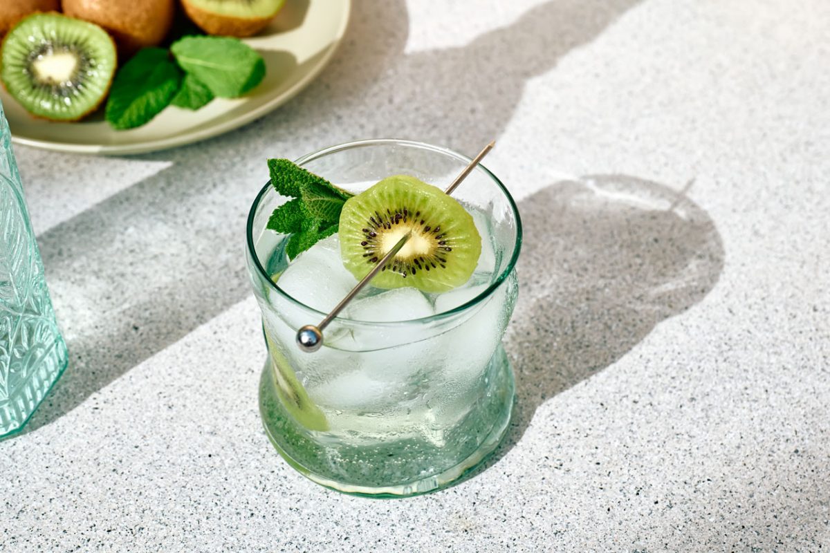 Kiwi mojito ve sklenici