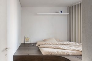 Dřevěné patro s postelí - Byt Skyflat