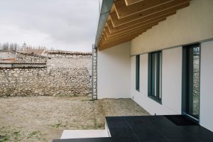 Casa FRU kamenná stěna