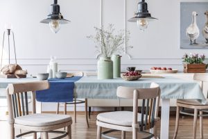 Jídelní stůl s barevnými židlemi