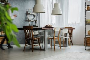 Jídelní stůl s rozdílnými židlemi