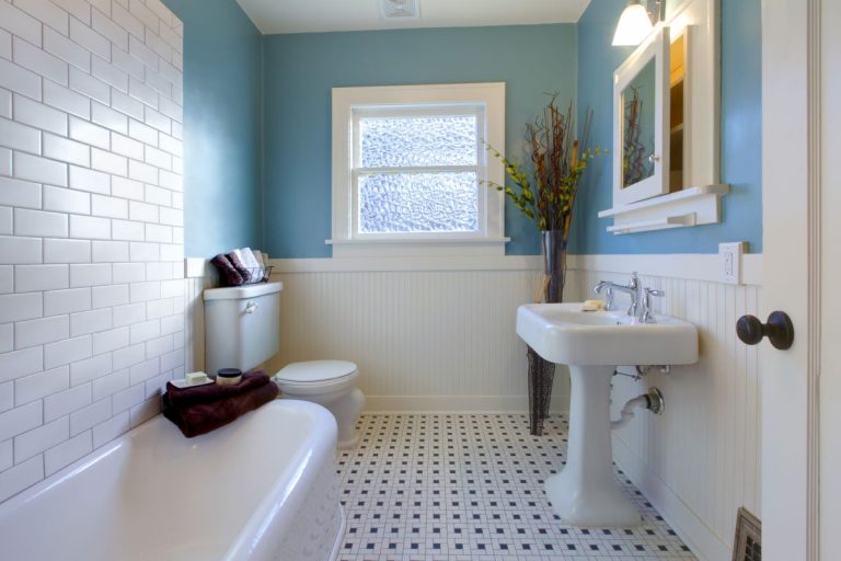 Od tapet přes obklady až k výmalbě. Co je nejvhodnější pro vaši koupelnovou stěnu?