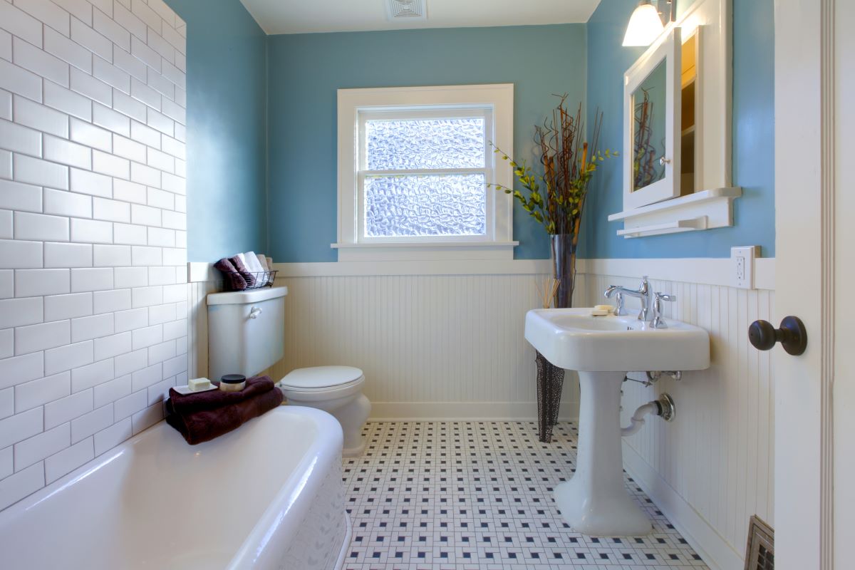 Od tapet přes obklady až k výmalbě. Co je nejvhodnější pro vaši koupelnovou stěnu?