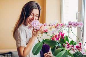 Žena s orchidejí