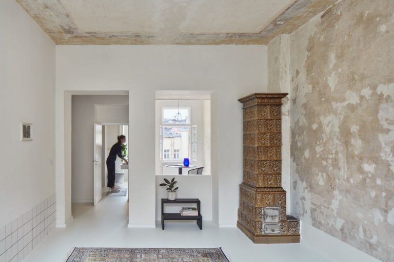 Rekonstrukce bytu v Karlových Varech dopadla překvapivě. Interiér připomíná galerii