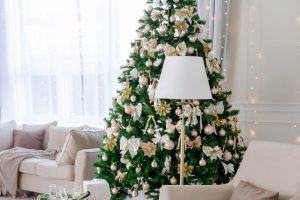 Vánoční strom s bílou výzdobou