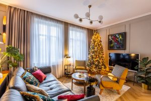 Svítící vánoční stromek v rohu obývacího pokoje