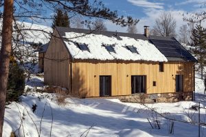 Zasněžený dům obložený dřevem