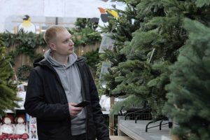Muž vybírá vánoční strom