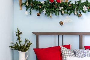 Vánočně vyzdobená ložnice