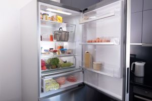 Otevřená lednice s jídlem