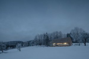 Dům v zasněžené krajině