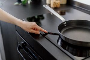 Expert radí, jak vybrat ty nejlepší pomocníky na vaření a pečení