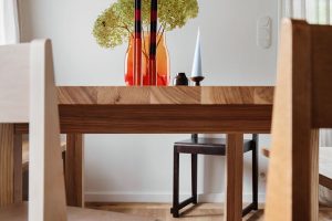 Detail na dřevený jídelní stůl s židlemi