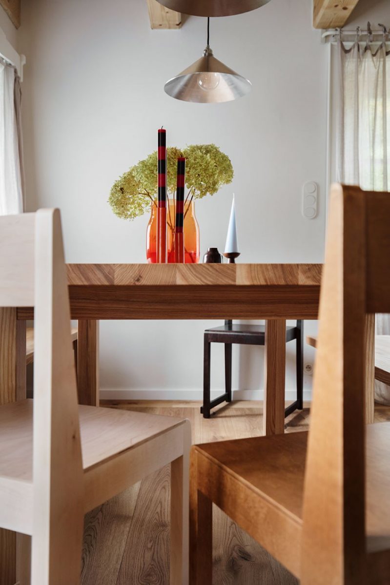 Detail na dřevený jídelní stůl s židlemi