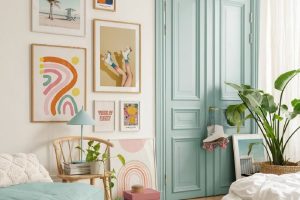 pokoj s obrazy a odstín modré