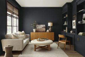 obývací pokoj s bílým nábytkem a černou stěnou