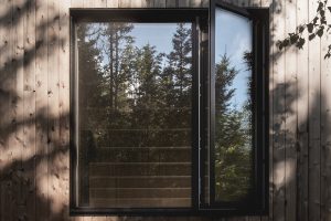 okno na dřevěném domě