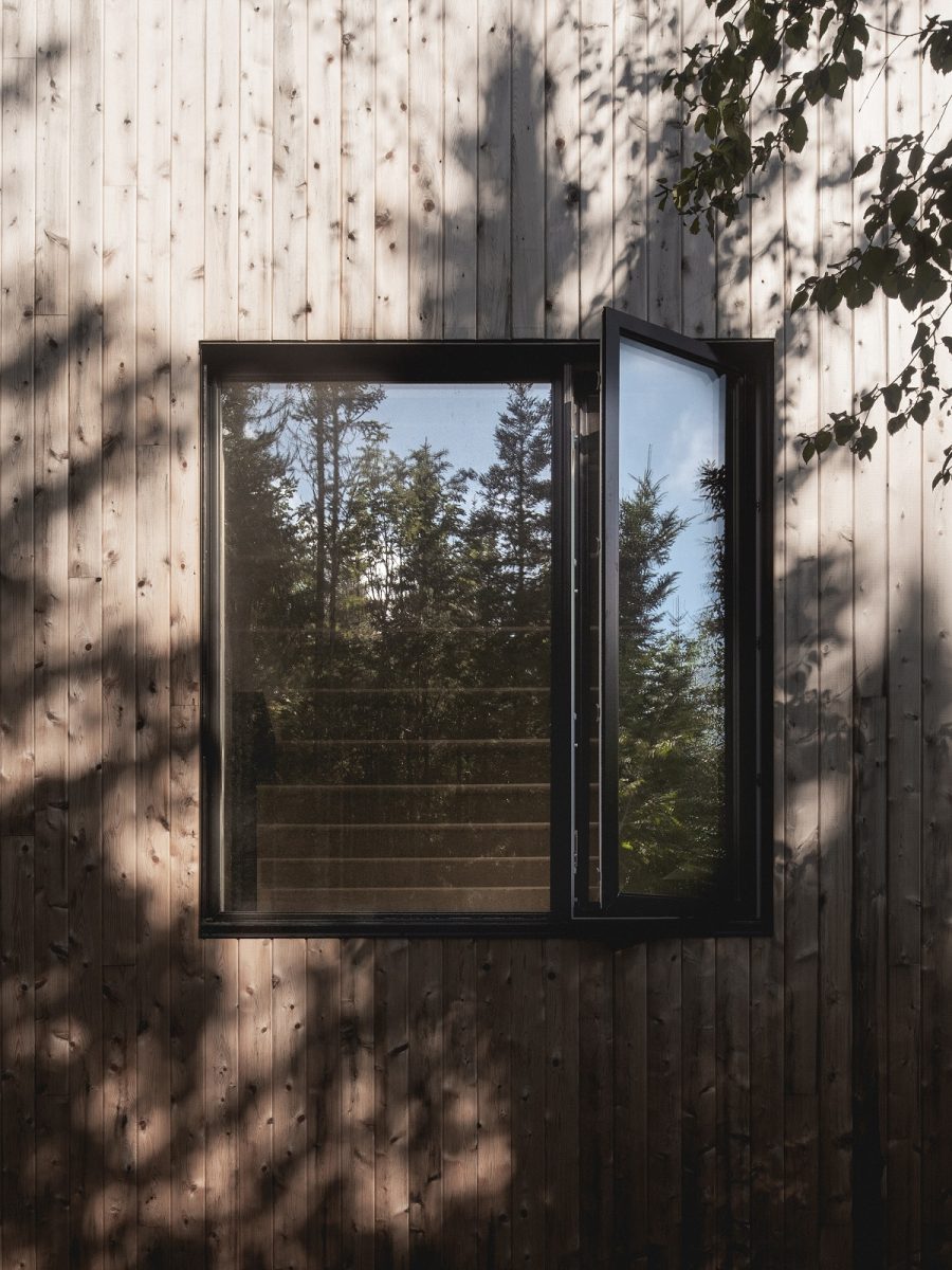 okno na dřevěném domě