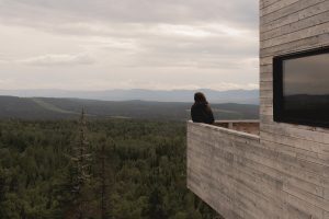 balkon s výhledem na les