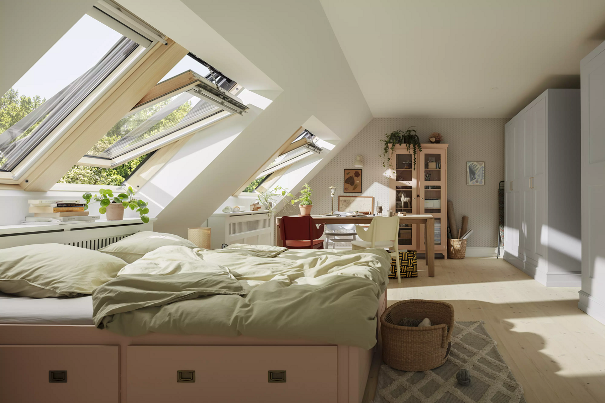 postel v ložnici pod střešním oknem