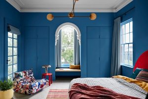 ložnice s modrou stěnou