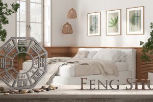 minimalistická bílá a dřevěná ložnice s manželskou postelí