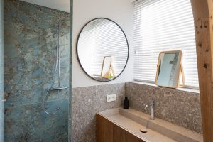 Koupelna s umyvadlem a zrcadlem