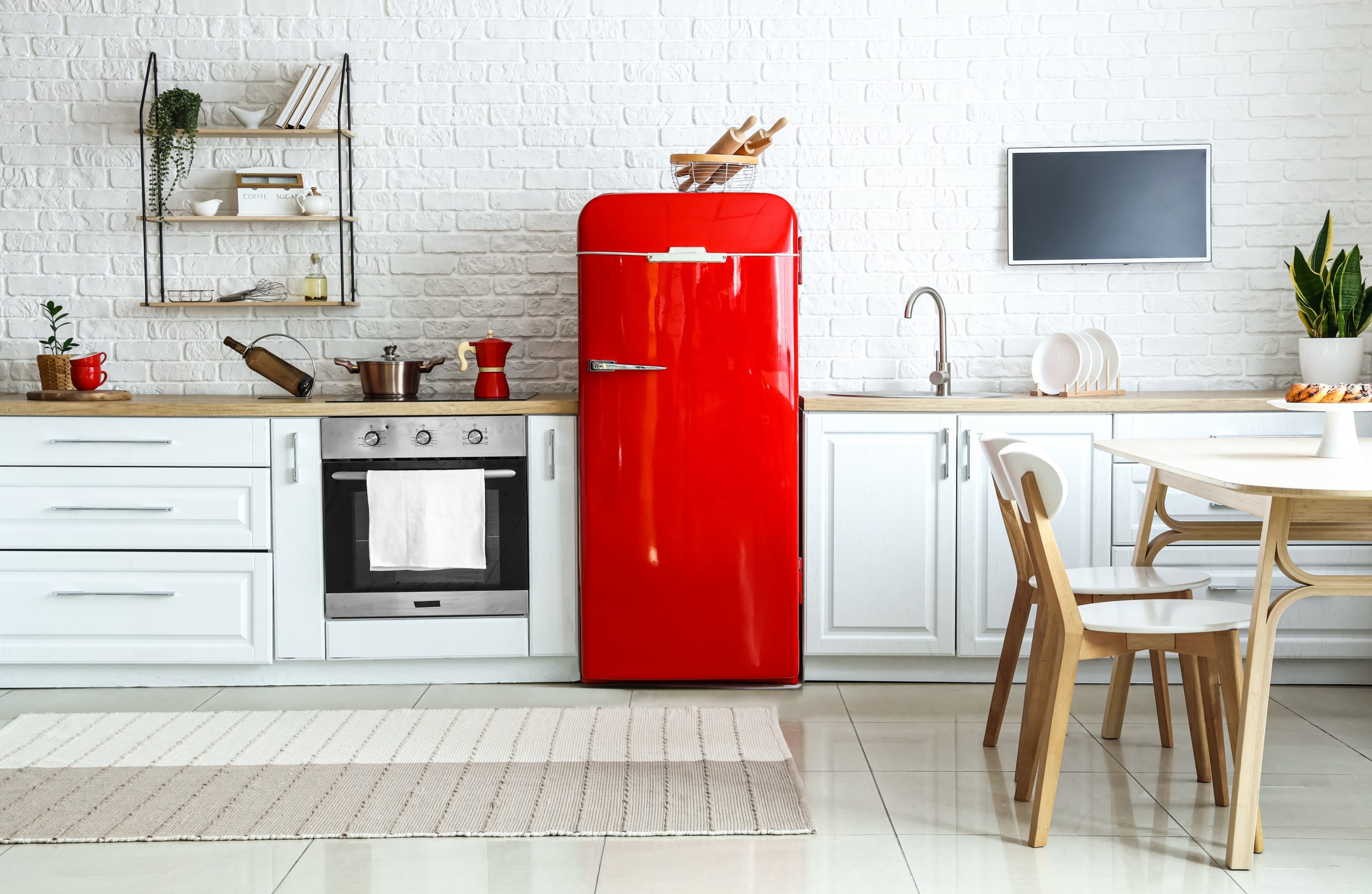 červená chladnička v bílé kuchyni